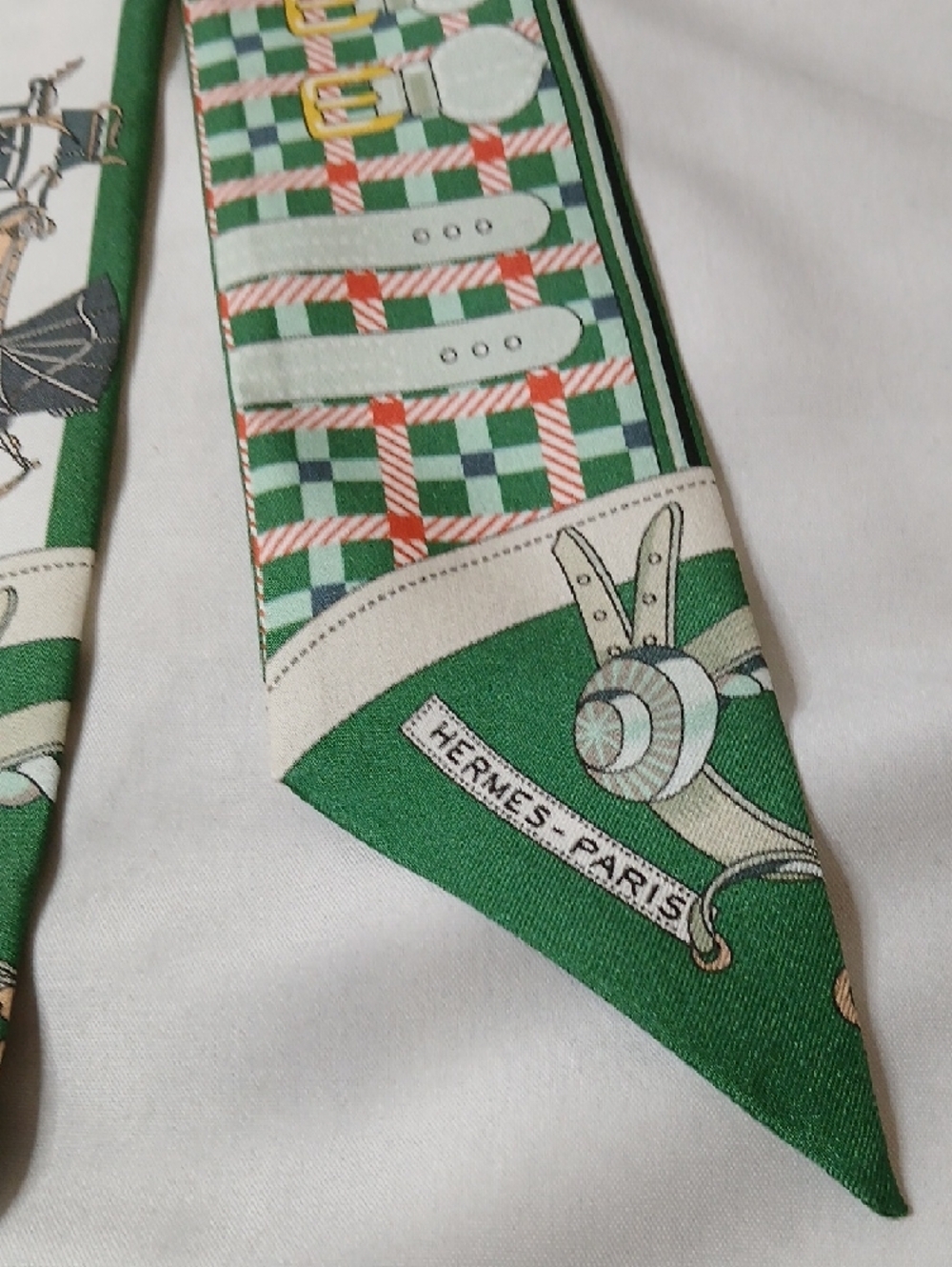 Hermes Green and White Silk Twilly with Equestrian Carriage Motif - Picture 2 of 4